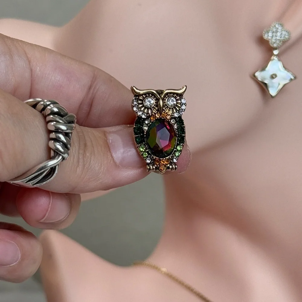 ⚜️ Vintage Style Elegant Gold Owl Brooch with Crystals 💎 - Picture 6 of 8